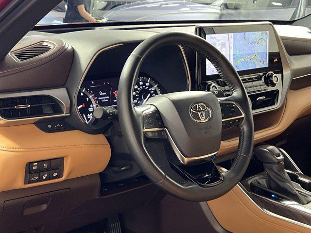used 2021 Toyota Highlander car, priced at $32,000