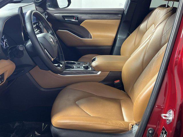 used 2021 Toyota Highlander car, priced at $32,000