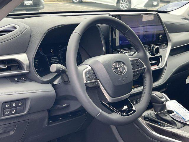 new 2025 Toyota Highlander Hybrid car, priced at $62,802