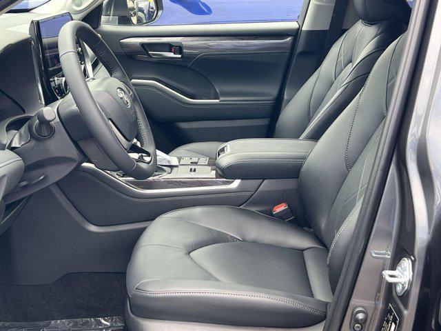 new 2025 Toyota Highlander Hybrid car, priced at $62,802