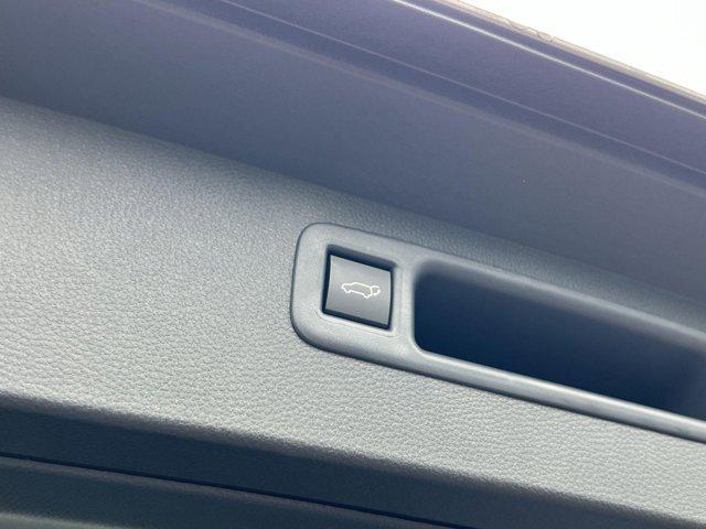 new 2025 Toyota Highlander Hybrid car, priced at $62,802