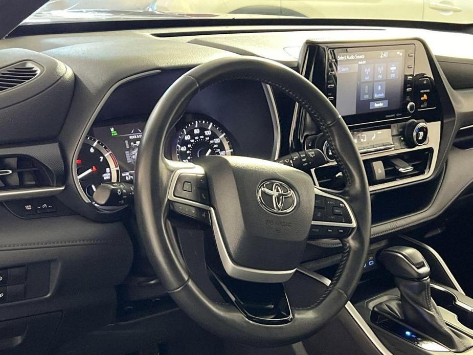 used 2022 Toyota Highlander car, priced at $34,250