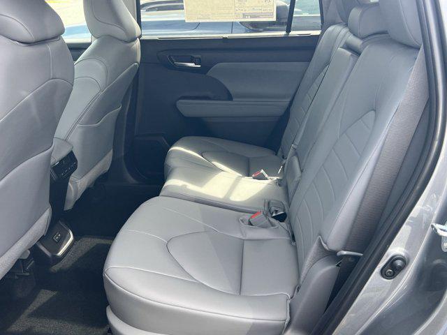 new 2025 Toyota Highlander car, priced at $48,052