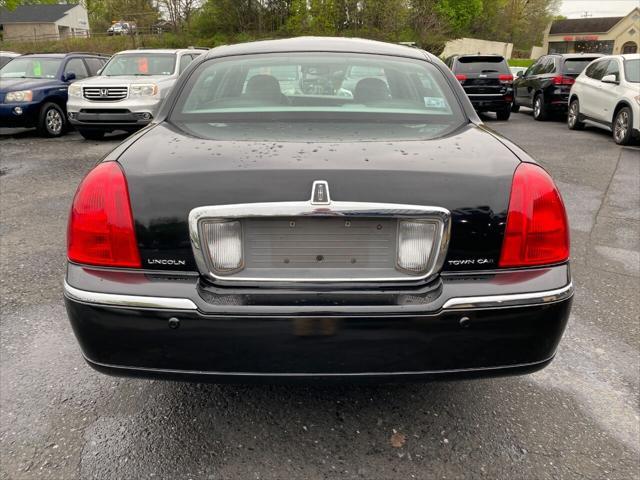 used 2005 Lincoln Town Car car, priced at $7,990