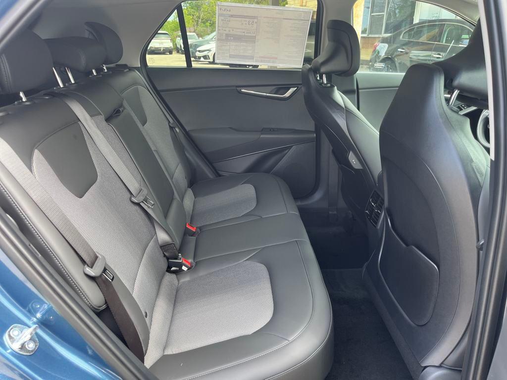 new 2025 Kia Niro car, priced at $30,334