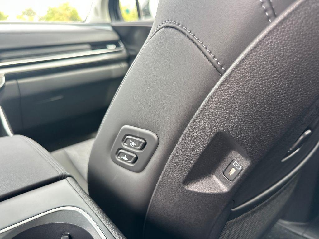 new 2026 Kia Carnival Hybrid car, priced at $49,025