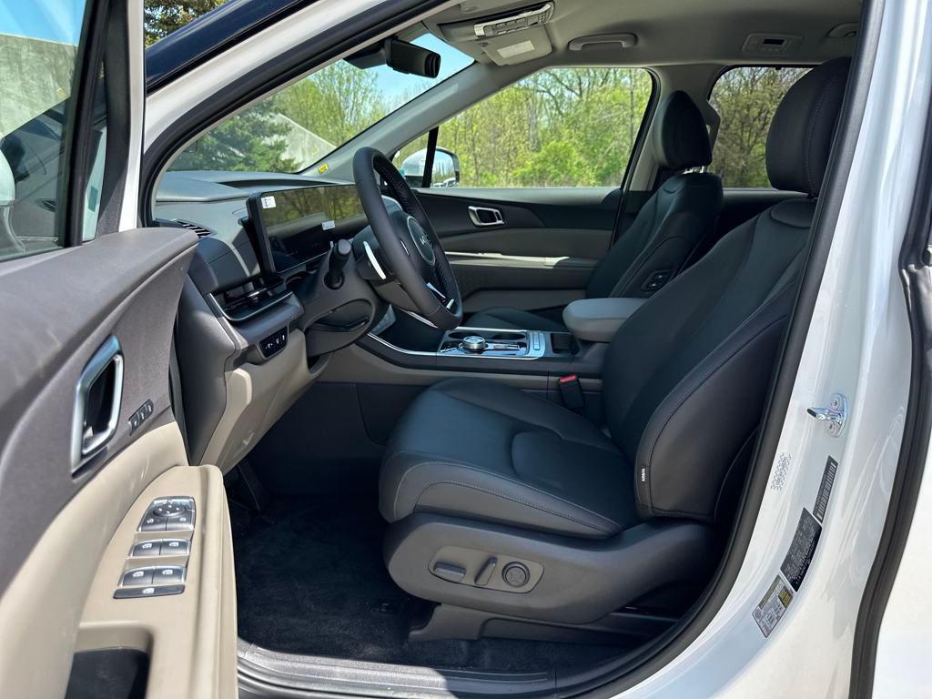 new 2025 Kia Carnival Hybrid car, priced at $43,306