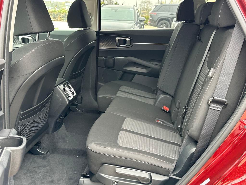 new 2025 Kia Sorento car, priced at $32,576