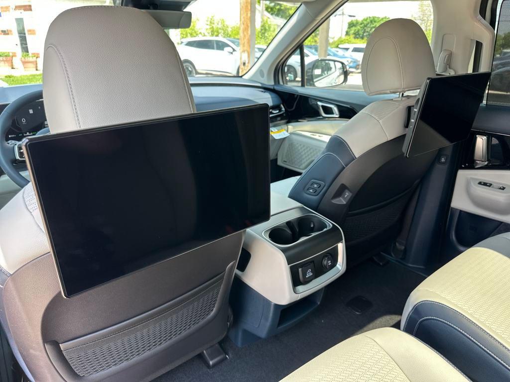 new 2025 Kia Carnival Hybrid car, priced at $54,062