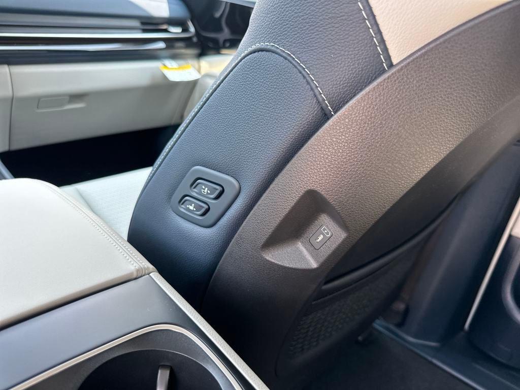 new 2025 Kia Carnival Hybrid car, priced at $54,062
