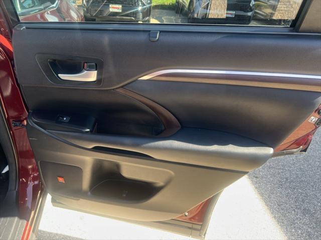 used 2014 Toyota Highlander car, priced at $23,265