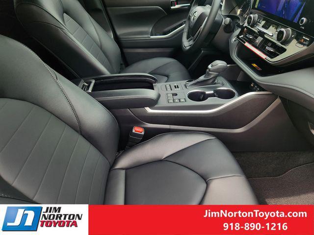 new 2025 Toyota Highlander car, priced at $47,845