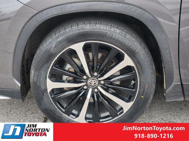 used 2022 Toyota Highlander car, priced at $33,216
