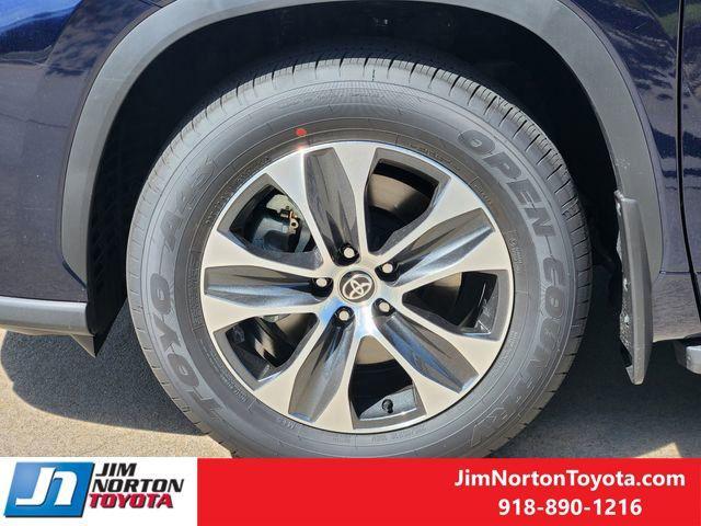 new 2025 Toyota Highlander car, priced at $46,106