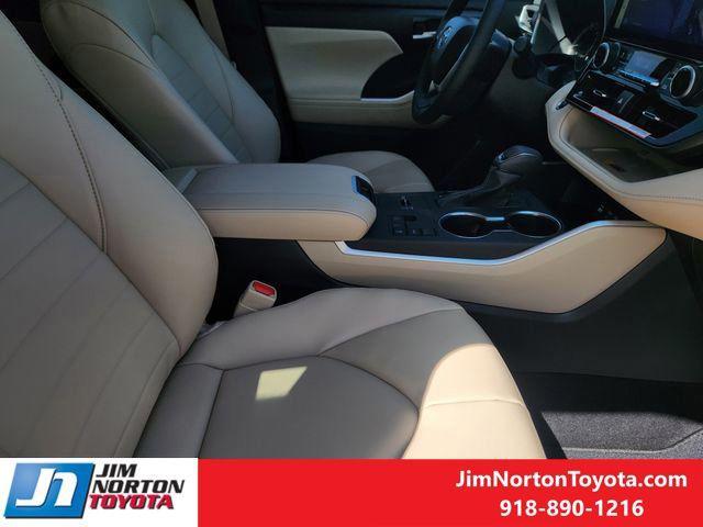 new 2025 Toyota Highlander car, priced at $46,106