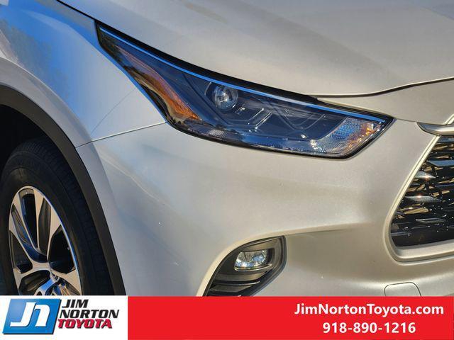 used 2023 Toyota Highlander car, priced at $35,614