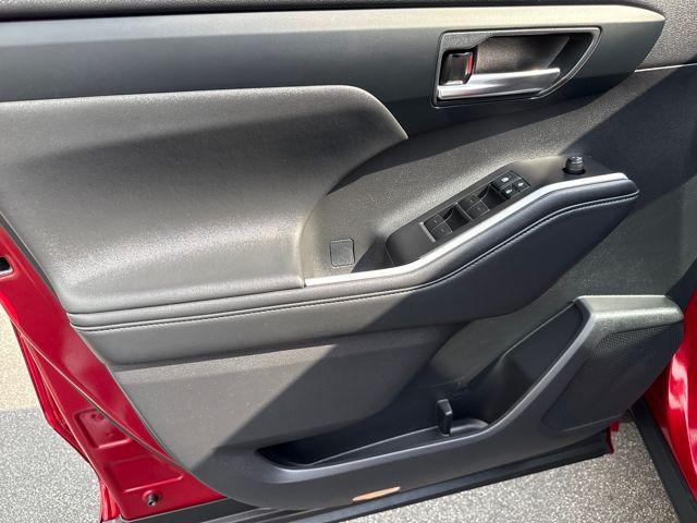 used 2021 Toyota Highlander car, priced at $32,366