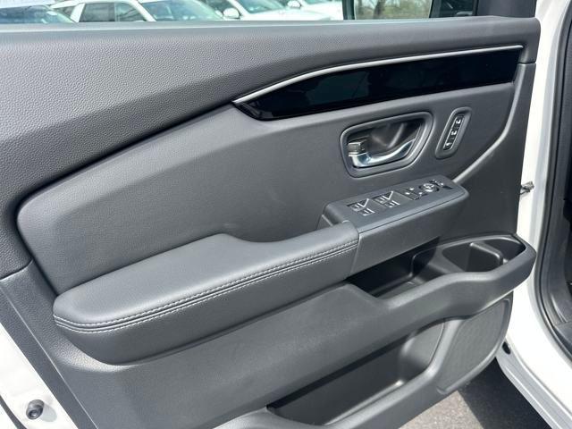 new 2025 Honda Pilot car, priced at $44,750