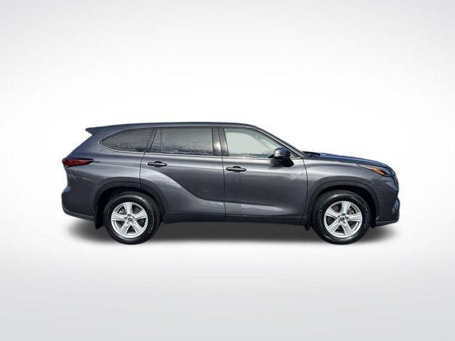 used 2022 Toyota Highlander car, priced at $33,481