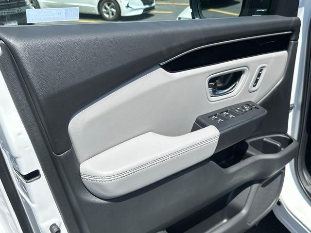 new 2025 Honda Pilot car, priced at $47,758