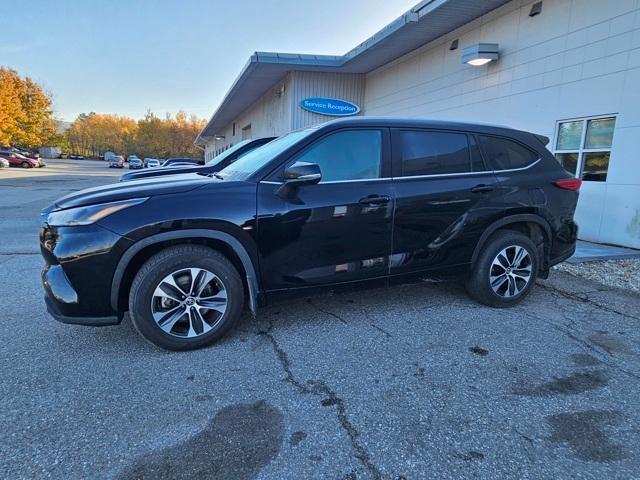 used 2021 Toyota Highlander car, priced at $32,897