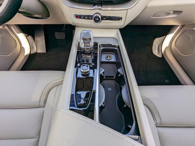 new 2025 Volvo XC60 car