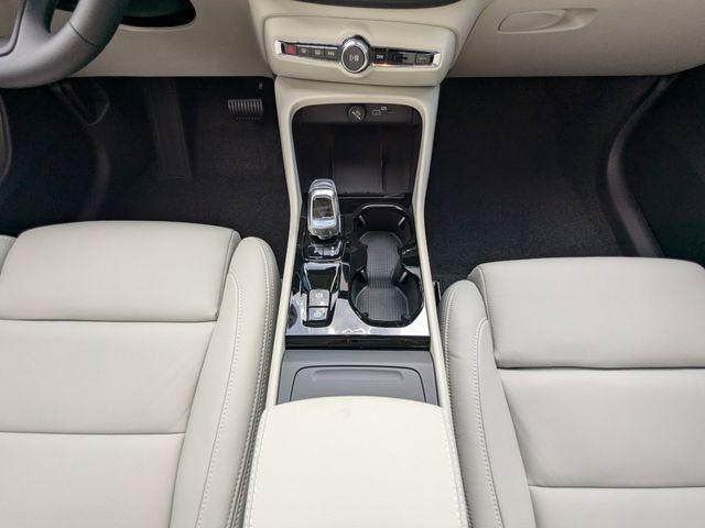 new 2025 Volvo XC40 car