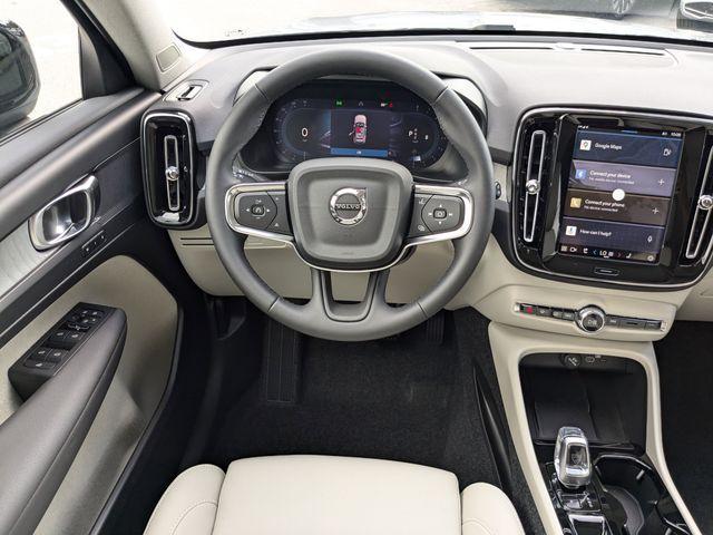 new 2025 Volvo XC40 car