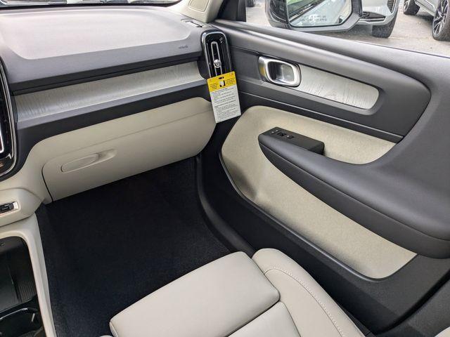 new 2025 Volvo XC40 car