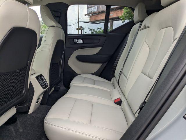 new 2025 Volvo XC40 car