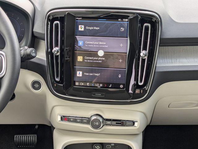 new 2025 Volvo XC40 car