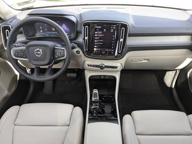 new 2025 Volvo XC40 car