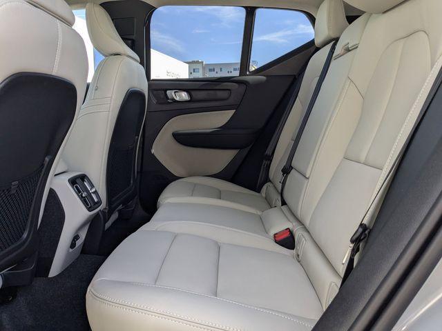 new 2025 Volvo XC40 car