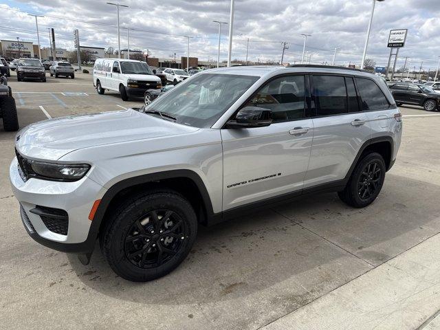 new 2025 Jeep Grand Cherokee car, priced at $45,499