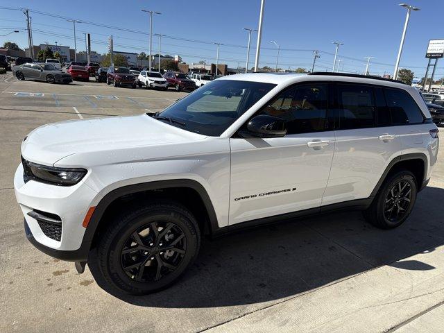 new 2025 Jeep Grand Cherokee car, priced at $45,999