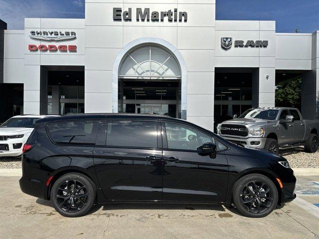 new 2024 Chrysler Pacifica car, priced at $41,999