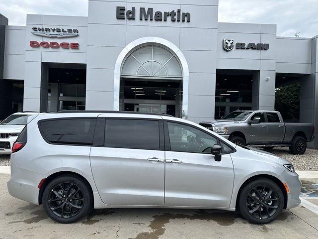 new 2024 Chrysler Pacifica car, priced at $43,999