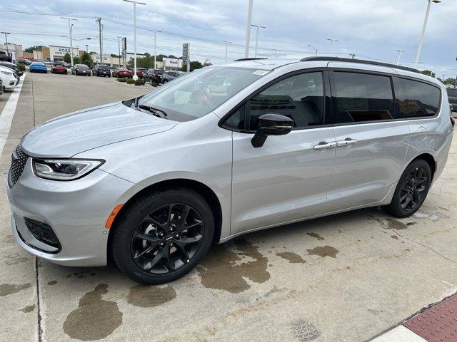 new 2024 Chrysler Pacifica car, priced at $43,999