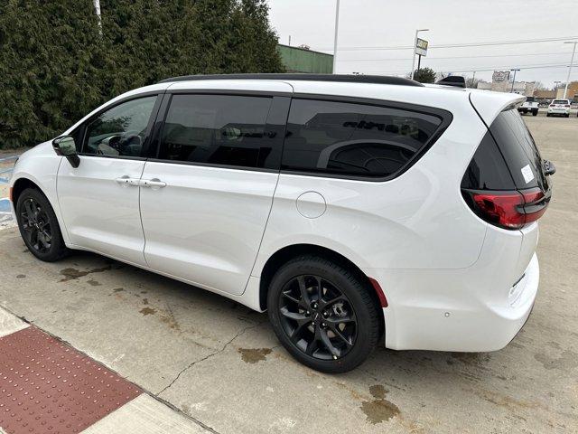new 2024 Chrysler Pacifica car, priced at $52,499