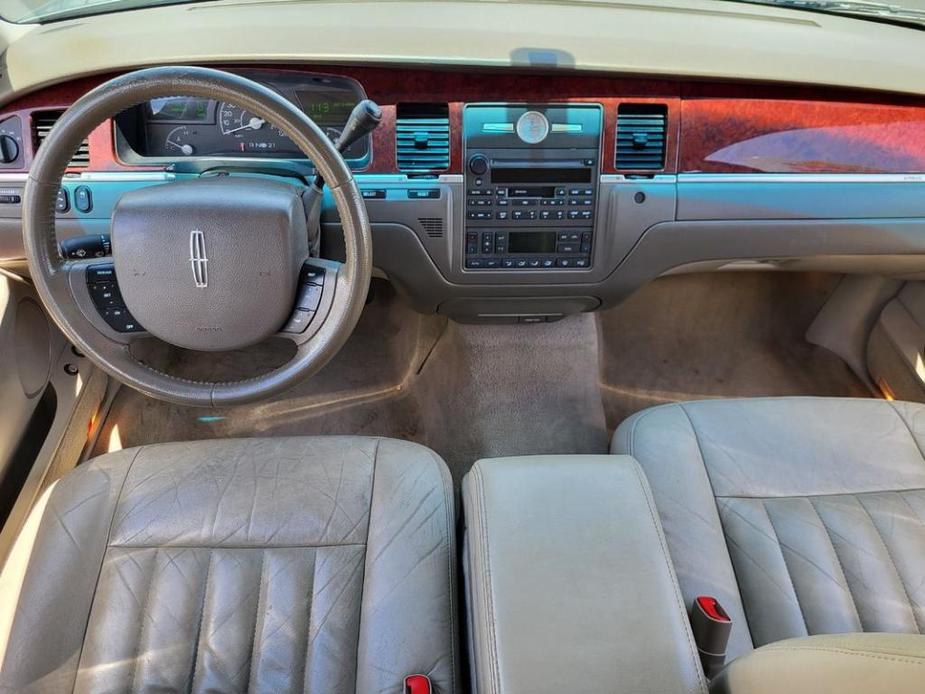 used 2005 Lincoln Town Car car, priced at $6,995
