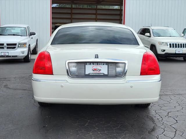 used 2004 Lincoln Town Car car, priced at $3,995