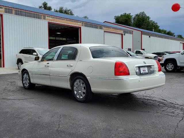 used 2004 Lincoln Town Car car, priced at $3,995