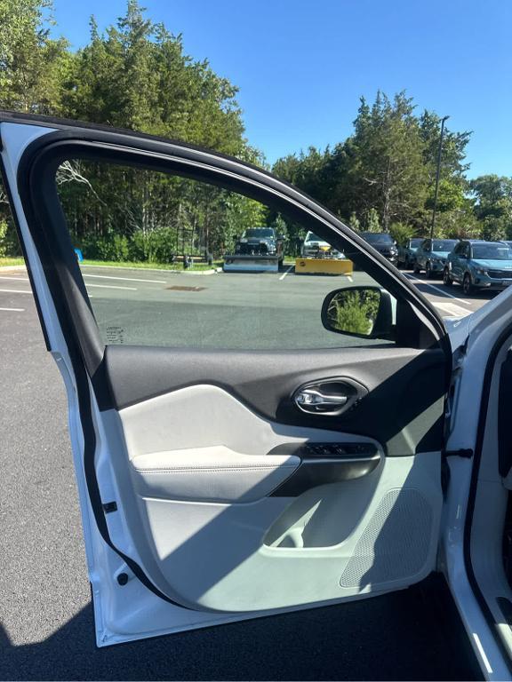used 2019 Jeep Cherokee car, priced at $18,972