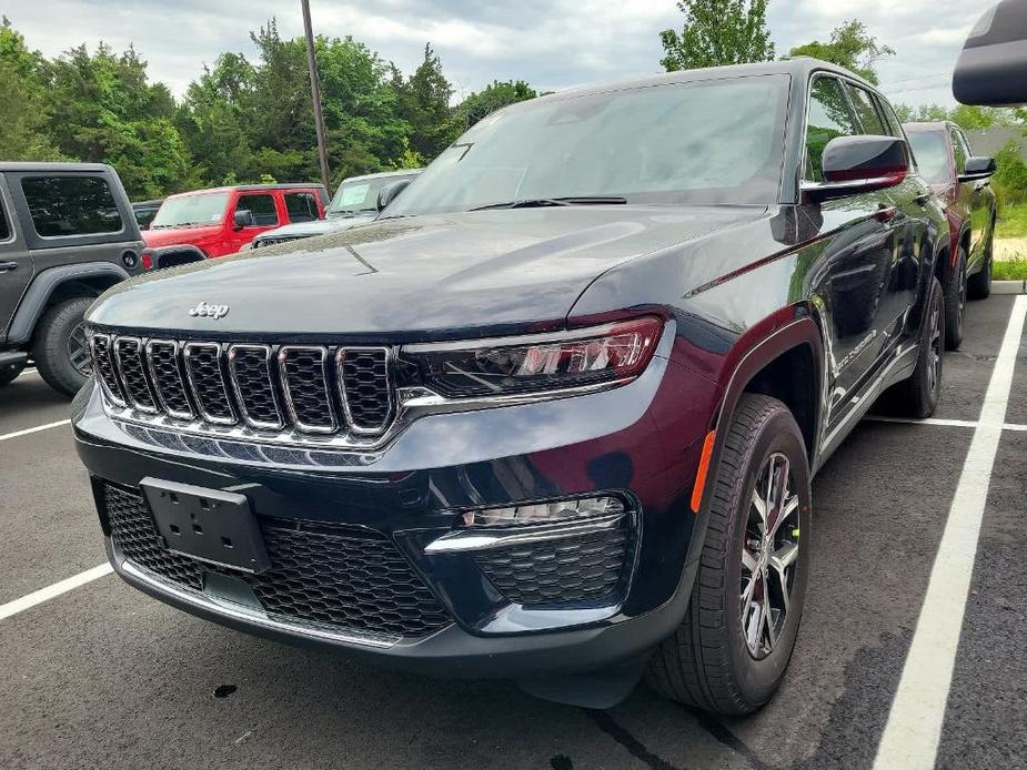 new 2024 Jeep Grand Cherokee car, priced at $45,295