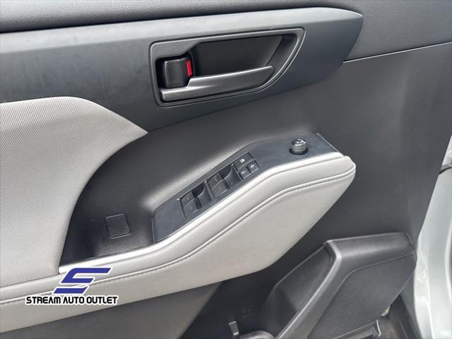 used 2022 Toyota Highlander car, priced at $31,490