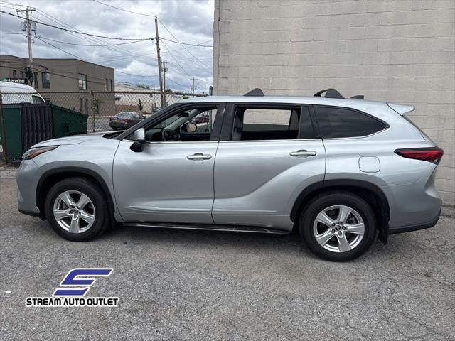 used 2022 Toyota Highlander car, priced at $31,490