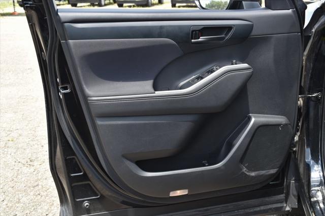 used 2021 Toyota Highlander Hybrid car, priced at $34,466