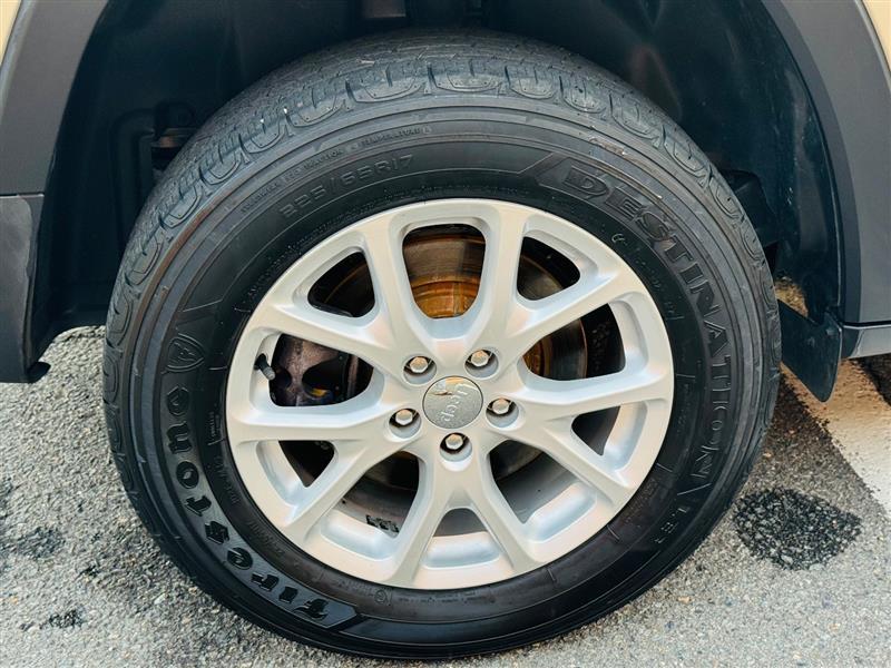 used 2015 Jeep Cherokee car, priced at $14,995