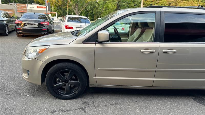 used 2009 Volkswagen Routan car, priced at $5,995