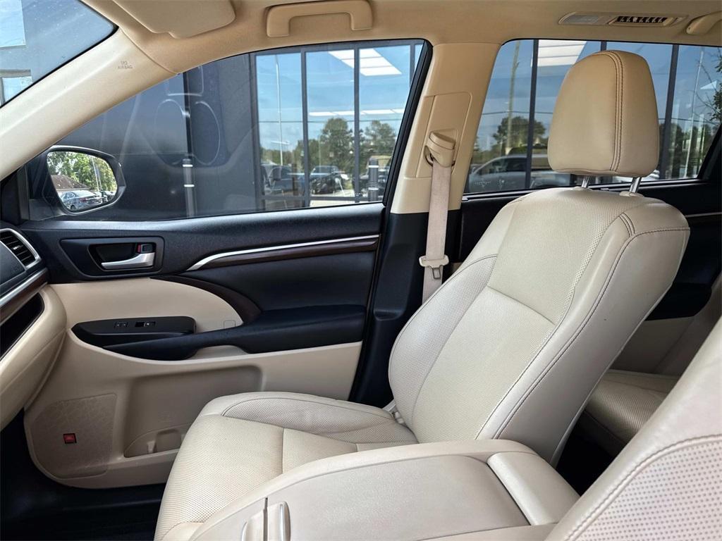 used 2015 Toyota Highlander car, priced at $19,490